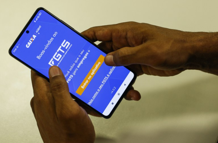 É falso que FGTS pague impostos e poupanças sofram descontos