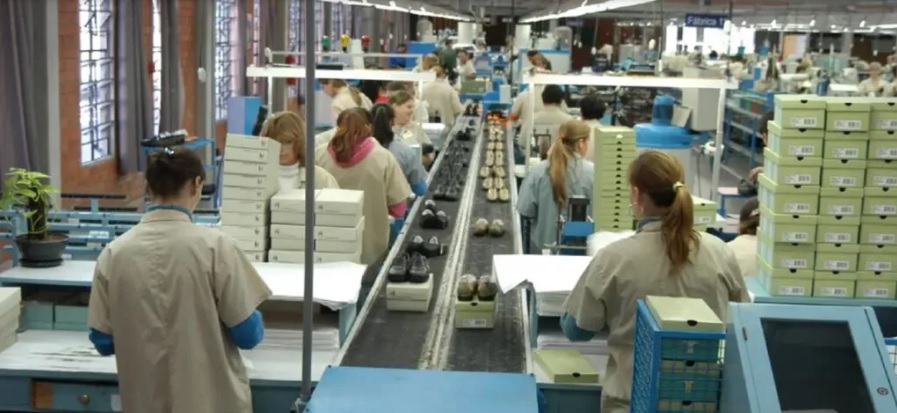 Produção industrial acumula 2,8% de crescimento em 12 meses
