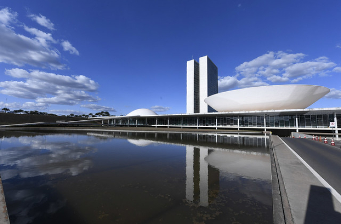 Comissão do Senado se antecipa à Câmara e aprova isenção do IR até R$ 5 mil