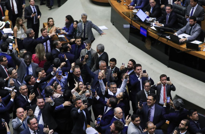 Derrota do povo: oposição a Lula livra bancos, bets e bilionários de impostos