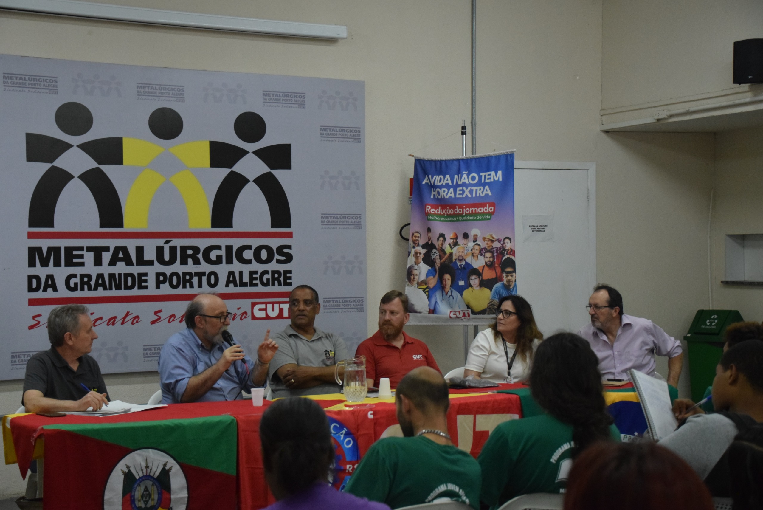 Uso da IA, futuro e emoção marcam conversa do neurocientista Miguel Nicolelis com dirigentes sindicais e alunos da Escola Técnica Mesquita