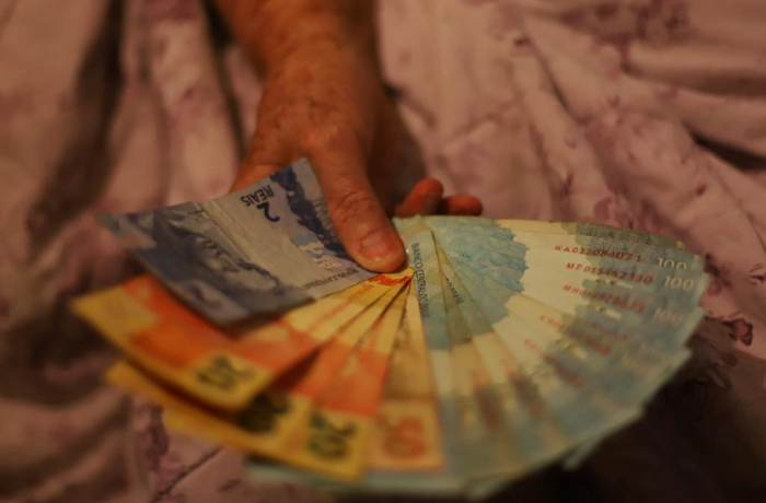 Segunda parcela do 13º deve ser paga até sexta. Veja o que fazer se não receber