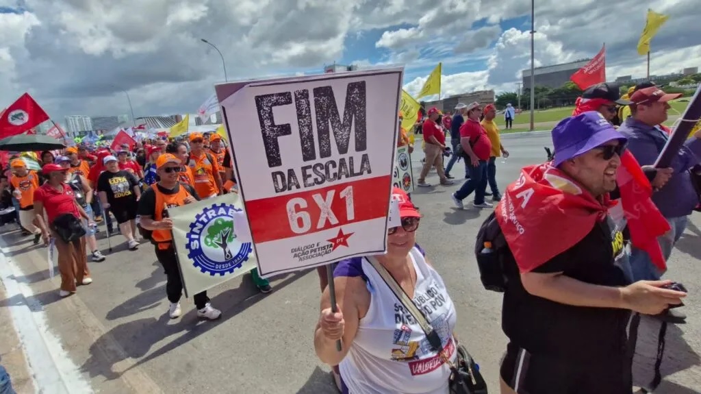 Pesquisa mostra que 69% dos brasileiros são à favor do fim da escala 6×1, mas Alcolumbre não coloca em votação