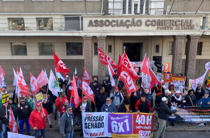 Mobilização pelo fim da escala 6x1 ocupa as ruas de Porto Alegre 