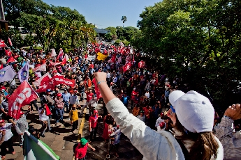Dia Nacional de Mobilização da CUT reúne 6 mil na Capital