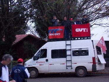 Trabalhadores da Semeato de Passo Fundo cruzam os braços