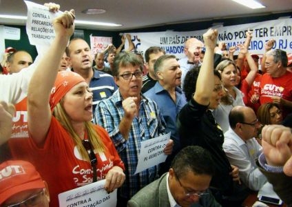 CUT pressiona, consegue adiar votação do projeto da terceirização e ampliará mobilização nas ruas