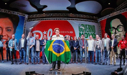 Reeleita, Dilma acena para os movimentos sociais e promete reforma política