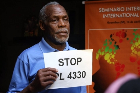 Ator Danny Glover aponta crise global como agravante da precarização no trabalho e critica a terceirização