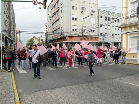 Mulheres metalúrgicas desempregadas do polo naval de Rio Grande fazem manifestações por igualdade nas contratações