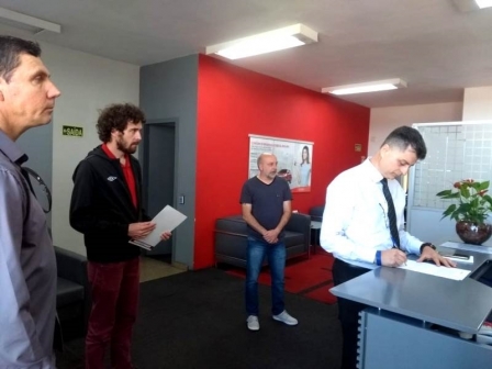 Demitidos da Comil, de Erechim, protestam contra Bradesco