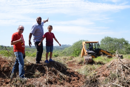 Máquinas chegam ao Residencial Viver Coometal e terreno começa a ser preparado para construção de casas