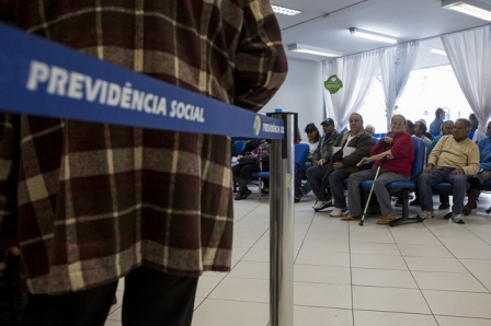 PEC de Bolsonaro mira brasileiros que recebem em média R$ 1,8 mil de aposentadoria