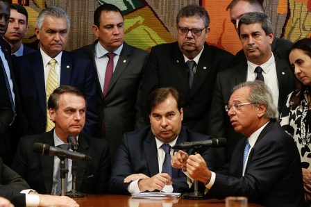Em troca de mudança na Previdência, governo propõe aumento de benefícios a militares
