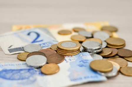 Salário mínimo só com correção da inflação corrói poder de compra, afirma economista