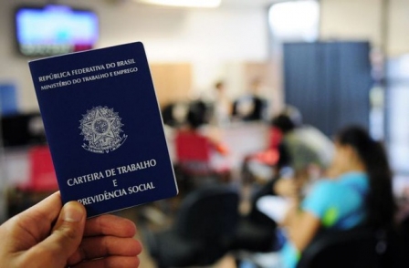 Cerca de 3,3 milhões de brasileiros procuram emprego há pelo menos dois anos