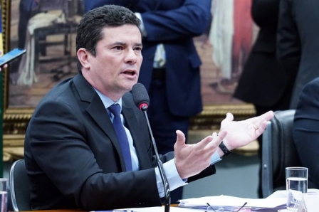 Moro é confrontado por deputados na Câmara e repete argumentos contraditórios