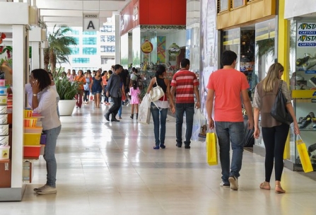 Queda no comércio afeta salário, precariza trabalho e provoca demissões em todo país