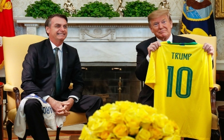 Trump anuncia aumento de tarifa ao aço brasileiro. Bolsonaro diz que, se for o caso, vai ligar para ele