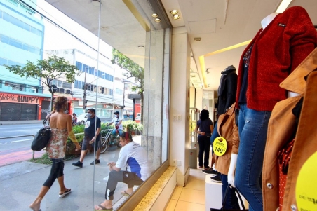 Vendas no comércio despencam em abril, na maior queda em 20 anos