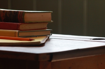 Universidades particulares demitem professores em massa e lotam salas virtuais