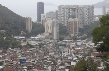 Bilionários somam US$ 176 bi enquanto metade da população ganha R$ 554,00 ao mês