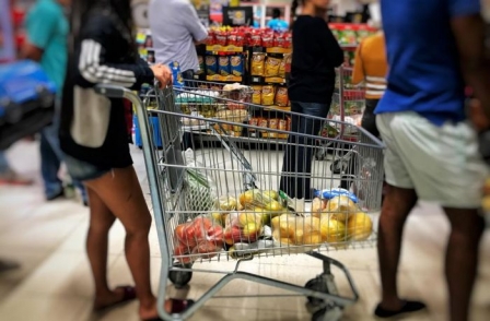 Classe média e pobres sentem disparada nos preços dos alimentos e reduzem consumo