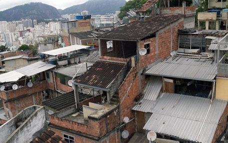 No Brasil, a pobreza é negra e a renda mínima é menor que as despesas