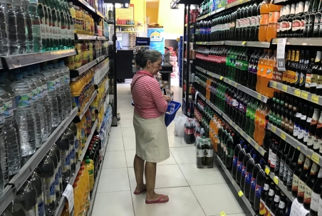 Comércio fica estável. No ano, supermercados têm alta, vestuário e veículos em queda