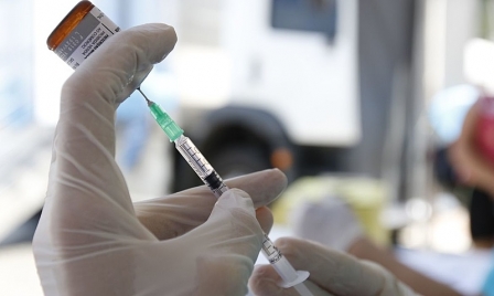 Houve uma política deliberada, diz infectologista sobre falta de vacinas no Brasil
