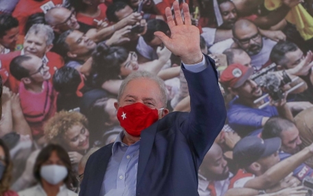 Em entrevista, Lula afirma que continuará lutando pelo Brasil