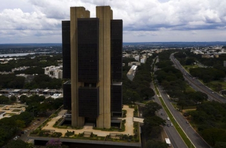 Aumenta desânimo com economia e setor financeiro prevê inflação alta e queda do PIB