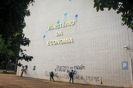 Guedes lucra com a fome: ministro da Economia é escrachado pelo MST em Brasília