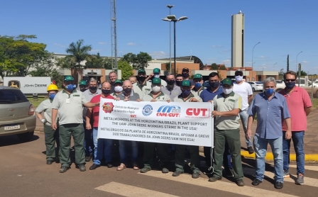 Sindicato e trabalhadores da John Deere de Horizontina realizam ato em apoio aos colegas americanos em greve por melhores condições de trabalho