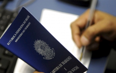 Governo anuncia crescimento do emprego formal em 2021, mas salário é menor