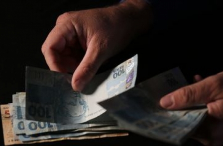Para 41% dos brasileiros vida financeira piorou e 63% avaliam como ruim a economia