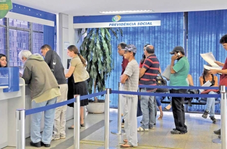 Fila do INSS: Espera por pagamento de benefícios previdenciários pode demorar um ano