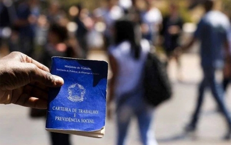 Desemprego cede, mas contratação sem carteira é recorde nos setores público e privado