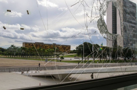 Maioria considera Bolsonaro responsável pelos ataques aos três poderes em Brasília