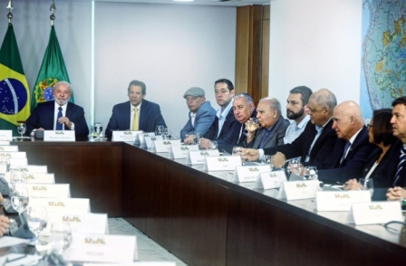 Governo Lula anuncia medidas para fortalecer a indústria e retomar carro popular