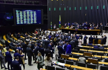 Câmara aprova PEC da reforma tributária em dois turnos. Texto vai ao Senado