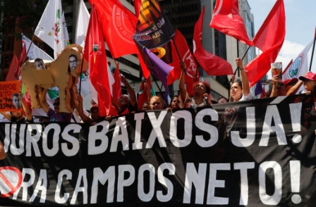 Juros precisam baixar pela metade para o país crescer, dizem economistas