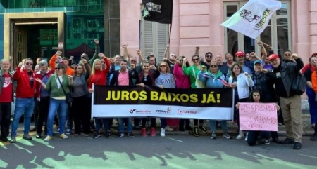 Ato em Porto Alegre exige juros baixos e saída do presidente do Banco Central