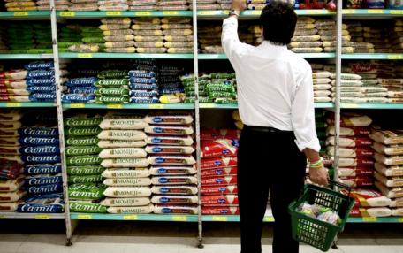 Inflação ficou estável em janeiro, com queda nos combustíveis mas alta nos alimentos