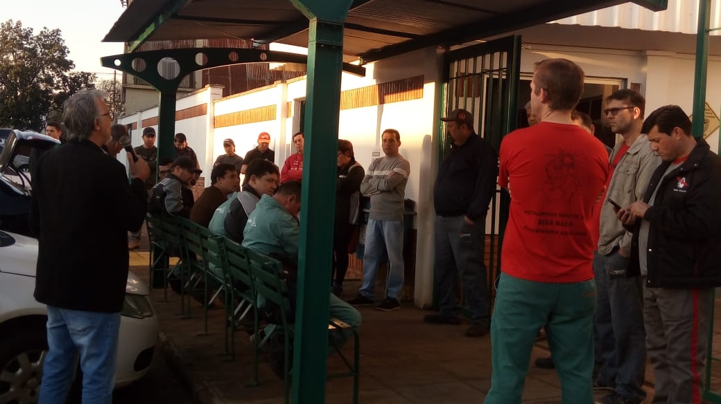 Federação presente na Assembleia com trabalhadores da empresa Lintec Ixon em Santa Rosa