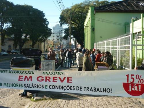 Greve na Lumipol em Pelotas