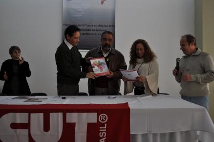 Dirigentes da CUT lançam plataforma da entidade para as eleições      