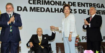 Ex-vice-presidente José Alencar morre aos 79 anos, em São Paulo