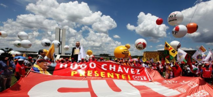 50 mil em Brasília saúdam Chávez, defendem investimento público e execram passado neoliberal